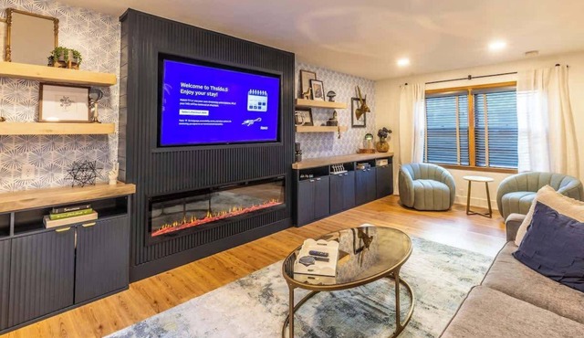 Family Retreat w/Hot Tub, Game Room in Lincoln