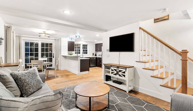 Family retreat w/outdoor shower, fire pit, plenty of indoor & outdoor space