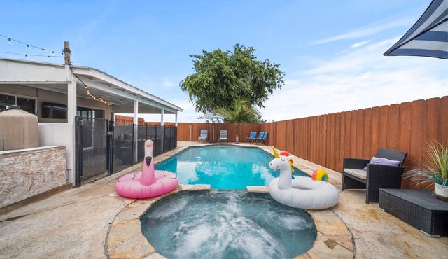 Family Retreat w/Theater, Pool & Outdoor Dining