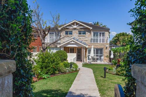 Family Retreat with Outdoor Courtyard