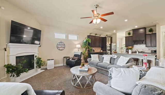 Family retreat with Pool Access