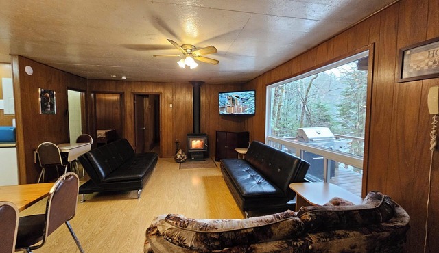 Family Reunion Cottage - Can sleep 16+ - Includes Motor Boat, Canoe, AC - Wi-Fi