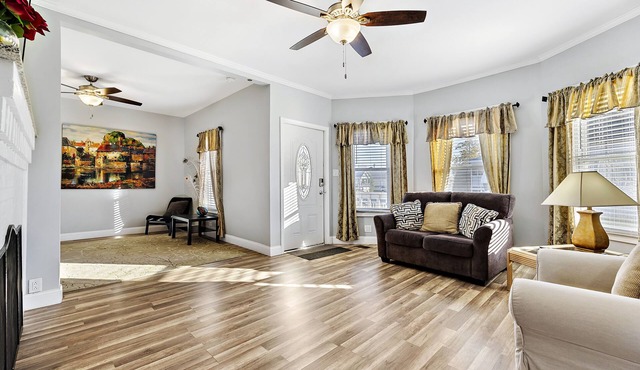 Family reunion? Huge House w/6 Bedrooms 3 full baths Washer&Dyer Big Yard WiFi