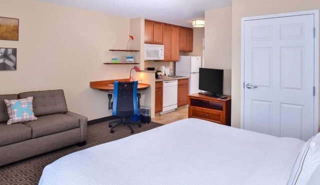 Family Reunion Lodging! 4 Units w/Full Kitchens, Banquet Hall, Pool
