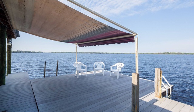 Family reunion retreat on beautiful 5800 acre Lake Sante Fe, Sleeps 22