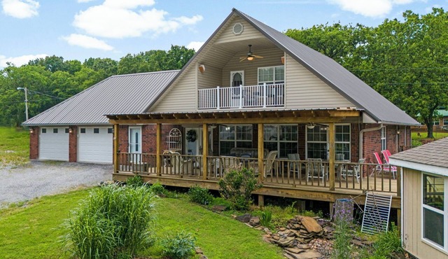 Family reunions, Large families. Plenty of room. On beautiful Lake Hudson