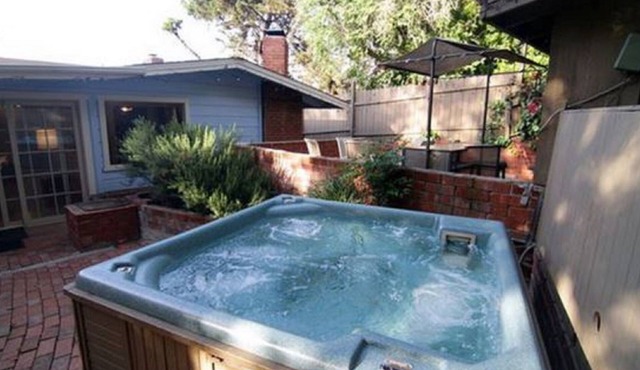 Family Reunions Large Groups 2 homes + Studios Sleeps 29 Volleybal Ct 2 Hot tubs