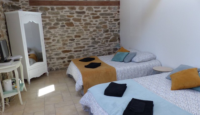 Family room, 2 mins from the beach