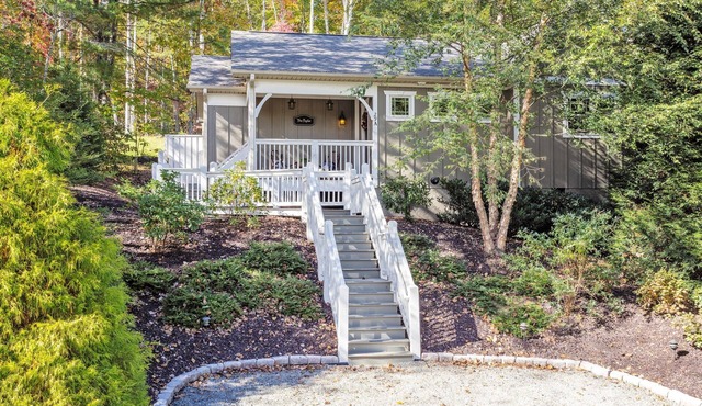 Family-Run Cottage with Fireplace and Private Hot Tub