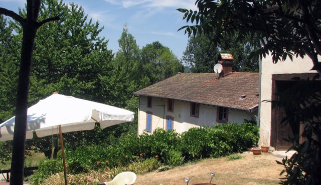 Family-run gîte located in the countryside near a tourist town.