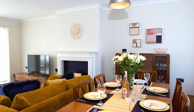 Family Seaside Bungalow - Max 6 Adults Only - 2 Small -Medium Sized Dogs Welcome - Nr Beach