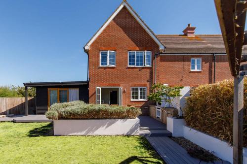 Family Seaside Escape - 5 Mins to Beach