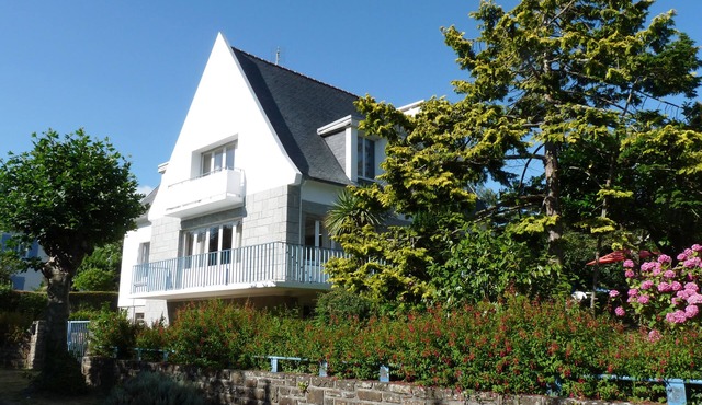 Family seaside villa 30 meters from Morgat beach, for 10 people