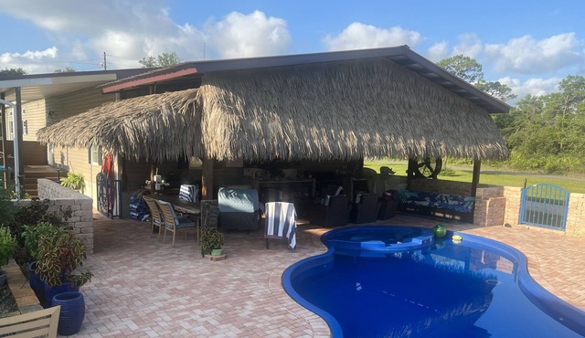 Family secure home with your own Tiki Hut close to Beach SGI. Clean and modern.