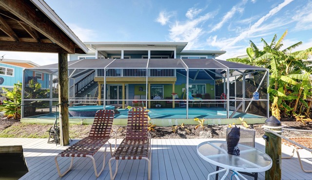Family setting, Fishing, Fast Wifi, Dogs ok, Hot tub, Private Beach aces, dock .