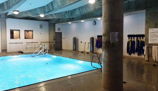 Family Size 1 Bedroom Condo with BALCONY walk to SICK KIDS HOSPITAL. Sleeps 4