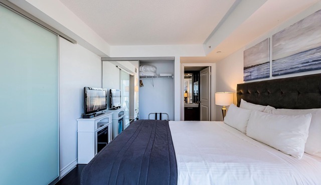 Family Size 2 Bedroom 2 Bathroom Suite w. 3 TVs and Balcony