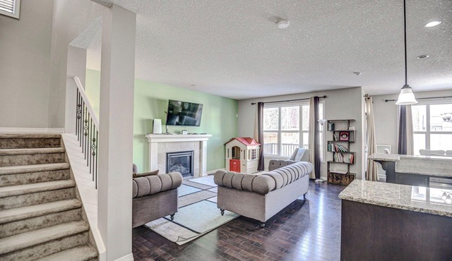 Family size beautiful house. 5 minutes to Spruce Medows and C Train station