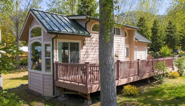 Family-Size Cottage with Trinity River Views in California