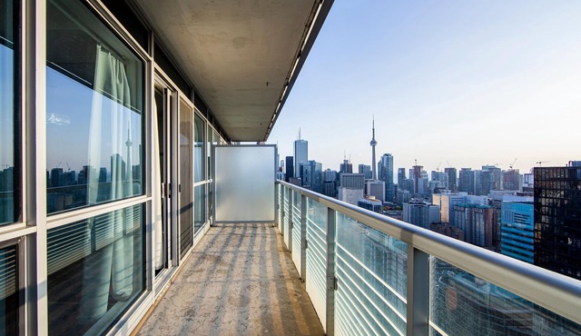 Family Size downtown Toronto condo (Sleeps 6) w. Balcony near Sick Kids Hospital