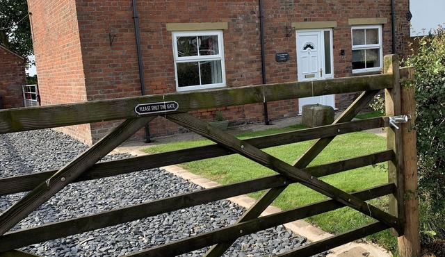 Family-sized farm cottage/lovely views/private garden w/hot tub