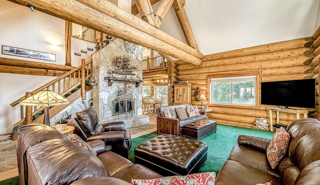 Family-Size Log Lodge w/Roomy Deck & Game Room - Close to Lake & China Peak