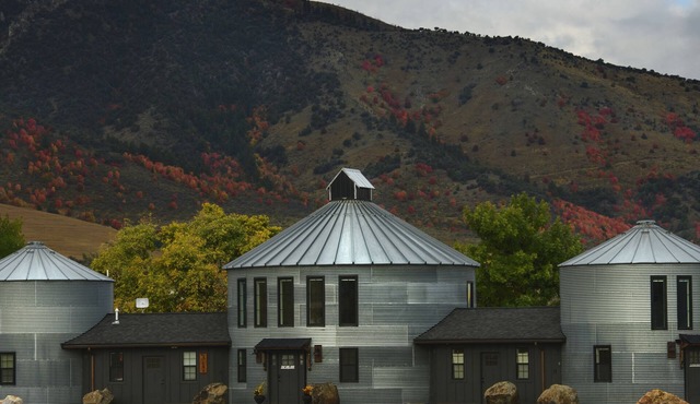 Family size, unique stay in a grain bin minutes from Lava, golfing and swimming