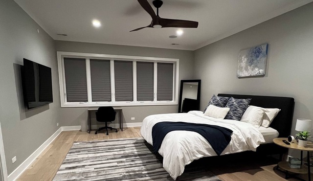 Family-sized 4 bedroom Oasis, 5 minutes from McCormick place and White Sox park