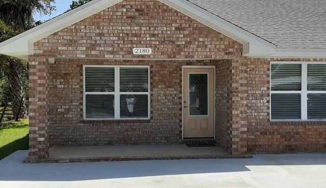 Family-sized Apartment, ten minutes to Navarre Beach.
