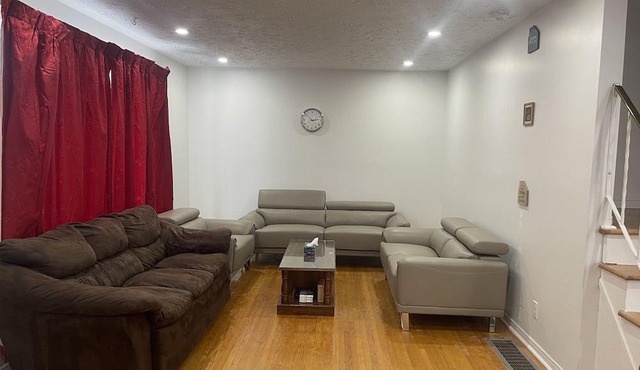 Family sized bungalow in heart of city and near hiking trails