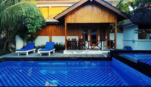 Family-sized bungalow with pool view