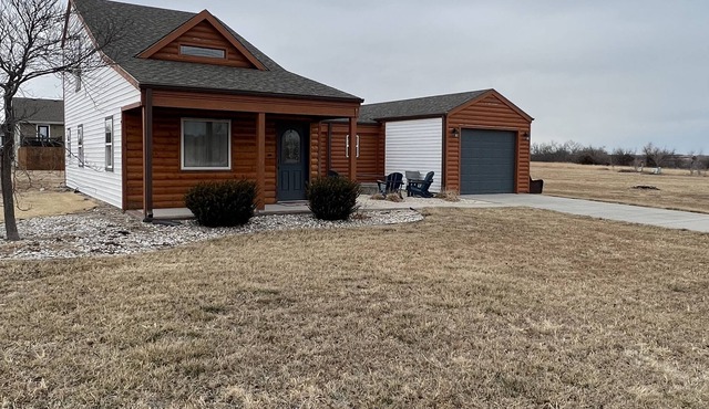 Family sized cabin near Lake Milford, Milford City Park and Milford Tropics!