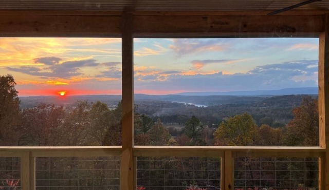 Family-sized cabin with an amazing view & firepit-