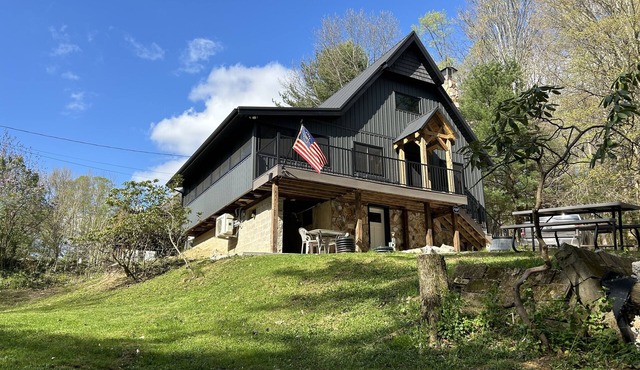 Family sized chalet on the Lakeside of Leesville Lake - pets allowed
