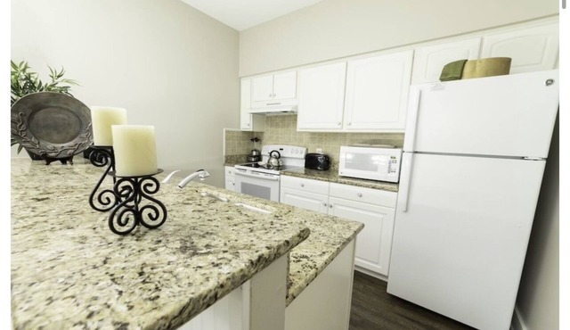 Family-sized Cottage, minutes away from Water Country USA & Busch Gardens!