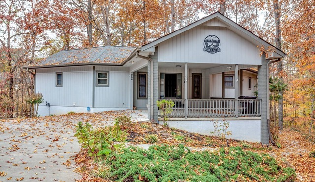 Family-sized cottage near Lake Loudon, Smoky Mountains, w/hot tub and fire pit.