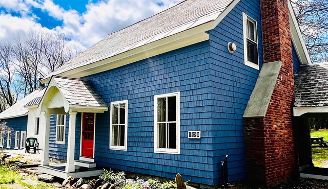 Family-sized Farmhouse w/deck & access to private Vermont Quarry. Pet Friendly!