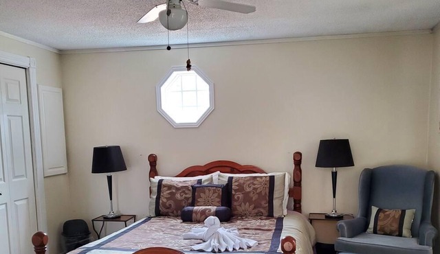 Family Sized full mini home, Quiet, Beaches and Shopping