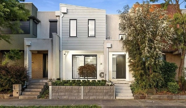 Family-sized home in Melbourne, few minutes from the airport. Kids friendly