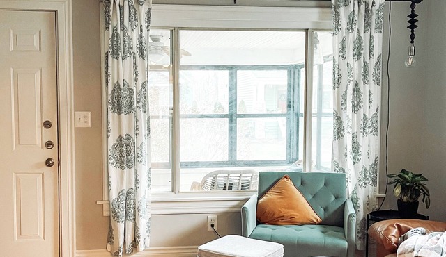 Family-sized home just a few blocks to downtown Main St King bed + fenced yard