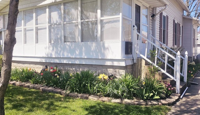 Family sized home 3 Minutes to the Jet Express and 30 minutes from Cedar Point!