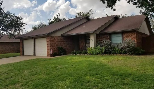Family-sized home with quick access to the loop!