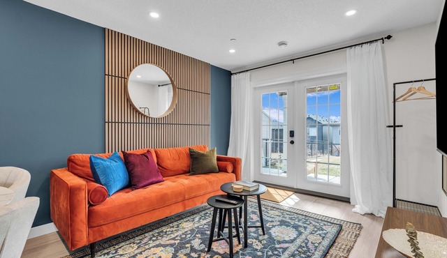 Family-Sized Luxury Suite: King Bed, Workspace, Huge Lawn & Epic Sunset