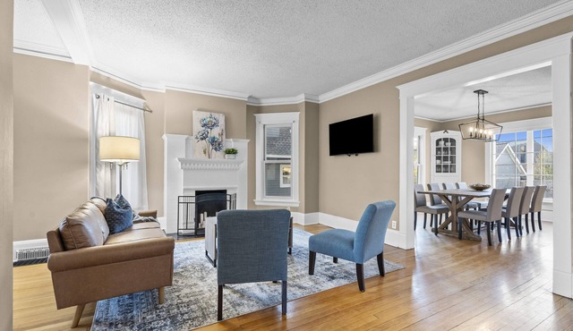 Family-sized Modern Historic Home Downtown Close to Everything