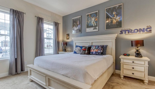 Family-sized townhome with private pool & screened-in patio!