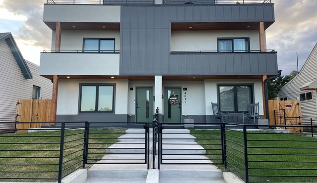 Family-sized townhouse with beautiful view of the city!