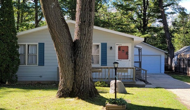 Family sized updated cottage with garage -Fenced in back yard for pets.