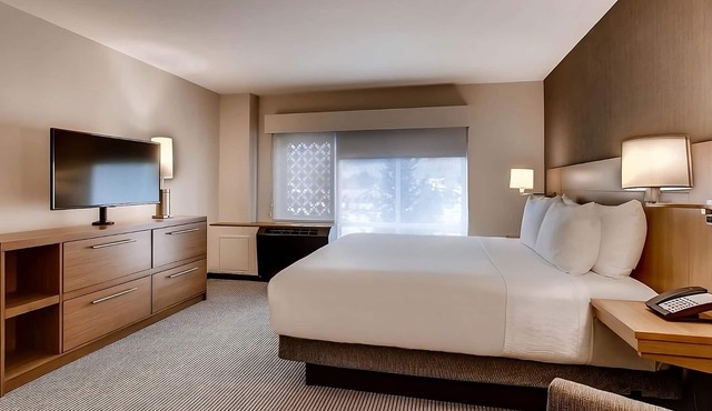 Family Ski Getaway! 4 Relaxing Units, Soothing Jacuzzi, Mountain Views!