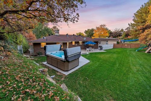 Family Ski Oasis 7BR 16-Person Spa Mins to Skiing