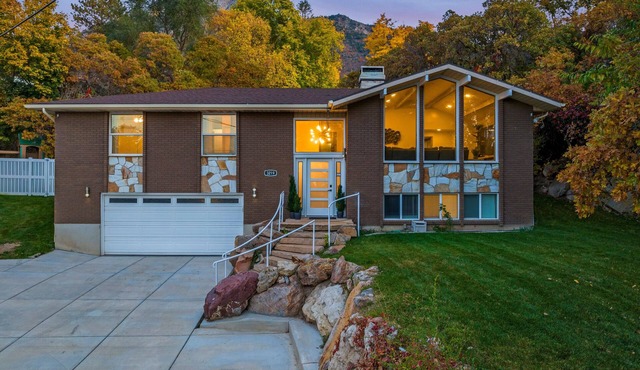 Family Ski Oasis 7BR 16-Person Spa Mins to Skiing Home by RedAwning
